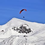sessione di paracadute in montagna con cielo